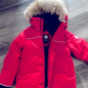 Canada Goose (Red.) Snow owl parka with removable hood and fur! Size 6-7. Kids.